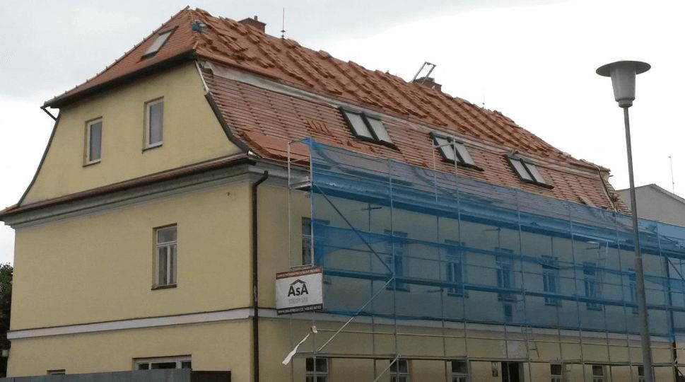 Nové střešní krytiny položené při realizaci rodinných domů
