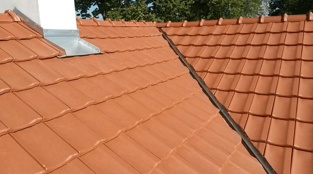Pokrývačské práce a pokládka střešní krytiny na rodinném domě